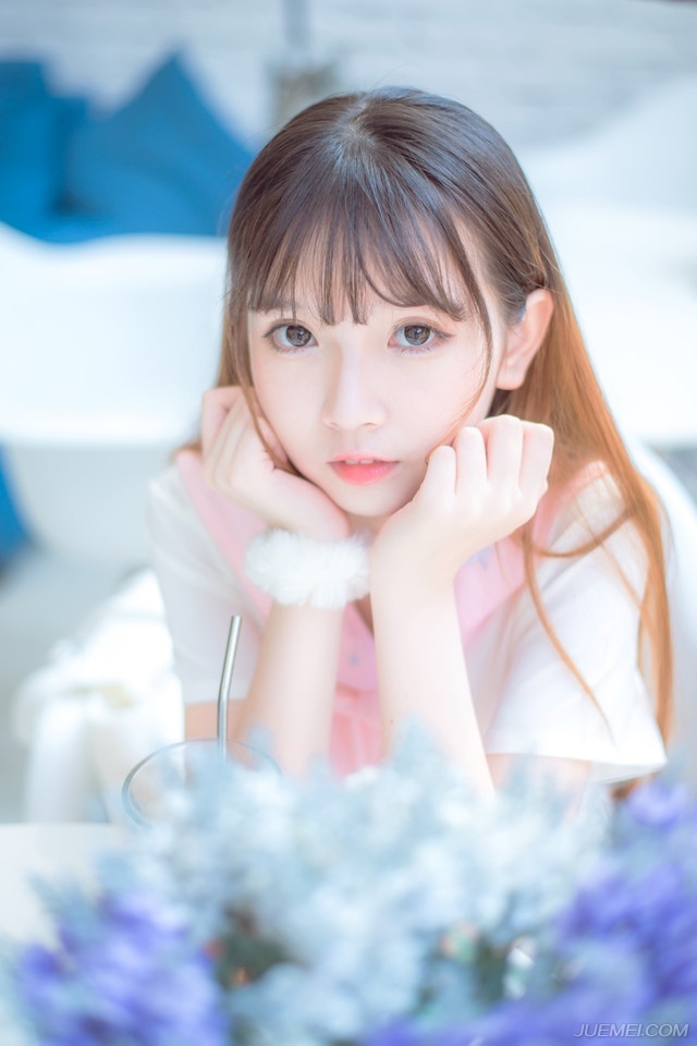 血腥的气息此刻才弥漫开来，一群世家子弟面色难看的看着那个出头阻拦的家主就这么横尸街头，身上至少插了七八根箭簇，每一根都是刺穿了要害，鲜血仿佛都要流干了，再扭头看向吕征，那个一脸儒雅的少年此刻面对如此血腥的场面，却没有半点不适，依旧在这里跟庞统等人谈笑风生。